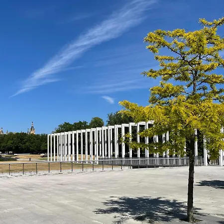 Zuarin Gewoelbekeller - Direkt Am Schlossgarten Von Schwerin - Parkplatz Auf Anfrage - Aufladestation Fuer Elektro-autos Vorhanden