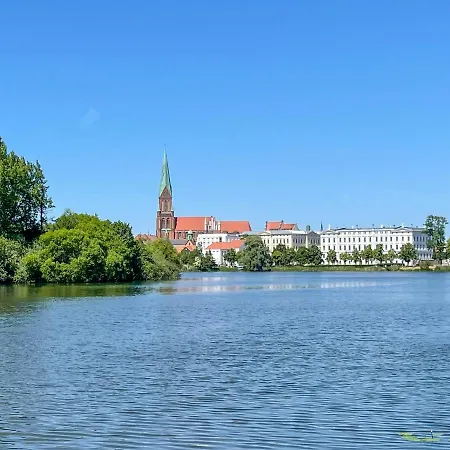 Apartment Zuarin Gewoelbekeller - Direkt Am Schlossgarten Von Schwerin - Parkplatz Auf Anfrage - Aufladestation Fuer Elektro-autos Vorhanden *