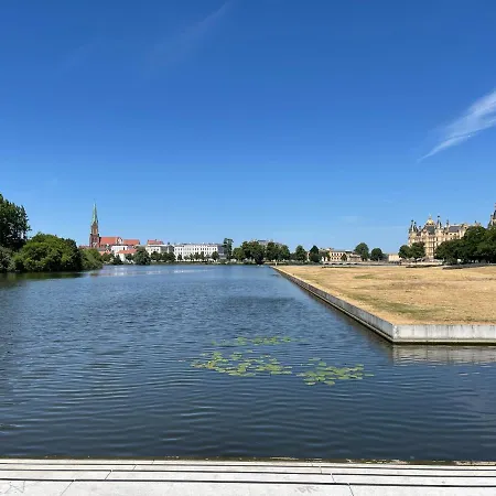 Zuarin Gewoelbekeller - Direkt Am Schlossgarten Von Schwerin - Parkplatz Auf Anfrage - Aufladestation Fuer Elektro-autos Vorhanden * Schwerin (Mecklenburg-Vorpommern)
