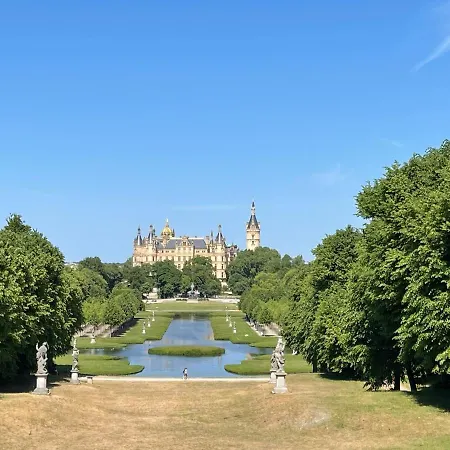 Zuarin Gewoelbekeller - Direkt Am Schlossgarten Von Schwerin - Parkplatz Auf Anfrage - Aufladestation Fuer Elektro-autos Vorhanden Lejlighed *