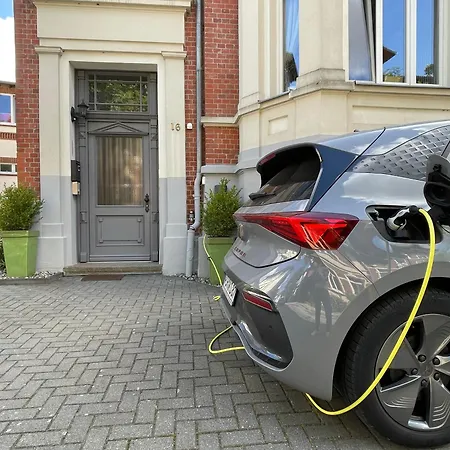 Zuarin Gewoelbekeller - Direkt Am Schlossgarten Von Schwerin - Parkplatz Auf Anfrage - Aufladestation Fuer Elektro-autos Vorhanden *