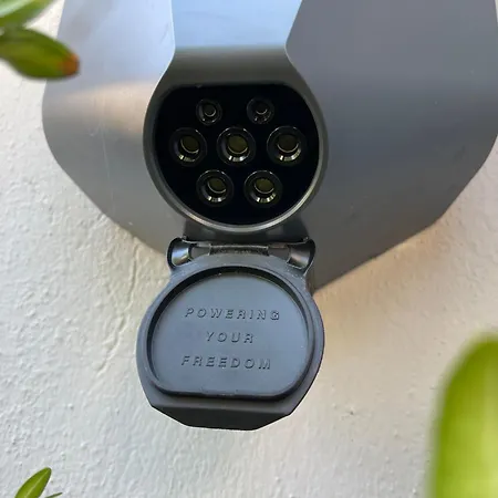 Zuarin Gewoelbekeller - Direkt Am Schlossgarten Von - Parkplatz Vorhanden -aufladestation Fuer Elektro-autos 什未林
